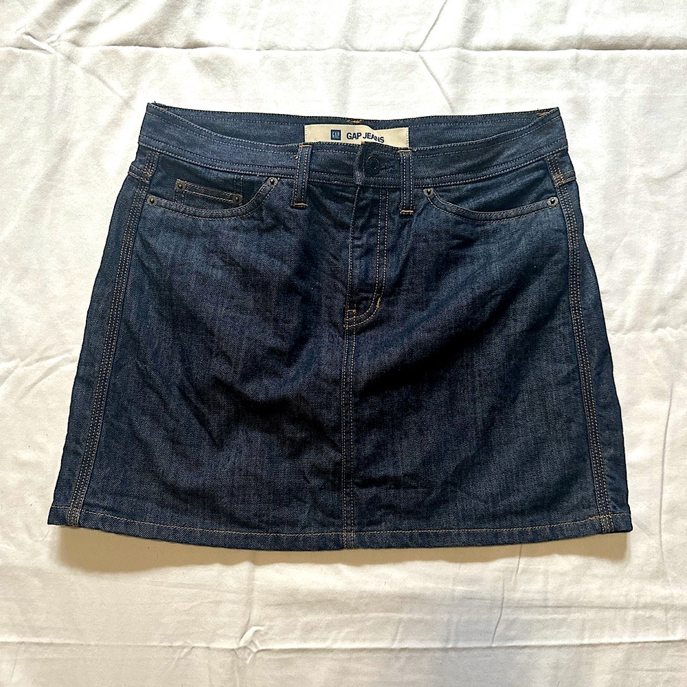Vintage GAP dark wash denim mini skirt 
Quality thick denim 
Size 8/medium